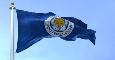 Leicester, İngiltere, Ekim 2022 Leicester City Futbol Kulübü 'nün bayrağı rüzgarda sallanıyor. Leicester City FC, İngiltere 'nin Leicester şehrinde bulunan bir futbol kulübüdür. 3B illüstrasyon oluşturucu