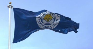 Leicester, İngiltere, Ekim 2022 Leicester City Futbol Kulübü 'nün bayrağı rüzgarda sallanıyor. Leicester City FC, İngiltere 'nin Leicester şehrinde bulunan bir futbol kulübüdür. Yavaş çekimde kusursuz döngü. 3 Boyutlu Hazırlama.