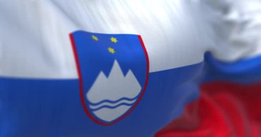 Slovenya ulusal bayrağının dalgalanmasına yakından bakın. Slovenya Cumhuriyeti, Orta Avrupa 'nın egemen bir devletidir. Kumaş desenli arka plan. Seçici odaklanma. Yavaş çekimde kusursuz döngü. 3 Boyutlu Hazırlama