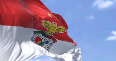 Lizbon, PT, Ekim 2022 SLB Benfica bayrağı rüzgarda sallanıyor. Benfica Portekiz 'in en üst düzey futbol ligi olan Portekiz' de yer alan bir futbol kulübü.