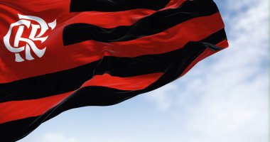 Rio de Janeiro, BR, Ekim 2022: Rüzgarda dalgalanan Flamengo bayrağının yakın çekim görüntüsü. Flamengo, Brezilya 'nın en üst düzey futbol ligi olan Brezilya' da yer alan bir futbol kulübü. Seçici odak
