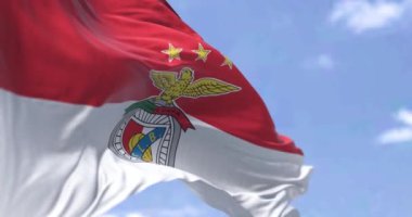 Lizbon, PT, Ekim 2022 SLB Benfica bayrağı rüzgarda sallanıyor. Benfica, Lizbon merkezli bir Portekiz spor kulübüdür. Yavaş çekimde kusursuz döngü. 3 boyutlu görüntüleme. Seçici odak