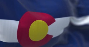 Colorado bayrağının dalgalandığı yakın çekim görüntüsü. Colorado, Amerika Birleşik Devletleri 'nin Rocky Dağları bölgesinde bulunan bir eyalettir. Seçici odaklanma. Yavaş çekimde kusursuz döngü. 3 Boyutlu Hazırlama