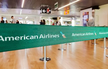 New York, ABD, Temmuz 2021: Beyaz Amerikan havayolları logolu yeşil kuşak bariyeri. American Airlines ABD merkezli büyük bir havayolu şirketidir. Seyahat ve havaalanı güvenliği