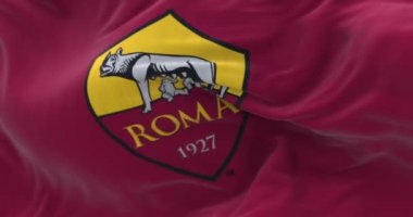 Roma, İtalya, Ekim 2022: AS Roman bayrağı sallanıyor. AS Roma, Roma merkezli profesyonel bir futbol kulübüdür. Seçici odaklanma. Yavaş çekimde kusursuz döngü. 3 Boyutlu Hazırlama