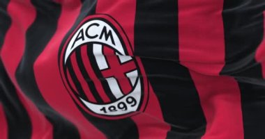 Milan, İtalya, Temmuz 2022: Milan bayrağı sallanıyor. Milan Milano merkezli profesyonel bir futbol kulübüdür. Kumaş desenli arka plan. Seçici odaklanma. Yavaş çekimde kusursuz döngü. 3 Boyutlu Hazırlama