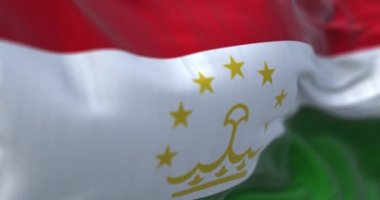Tacikistan ulusal bayrağının dalgalanmasına yakından bakın. Tacikistan Cumhuriyeti, Orta Asya 'da bir ülkedir. Kumaş desenli arka plan. Seçici odaklanma. Yavaş çekimde kusursuz döngü. 3 Boyutlu Hazırlama