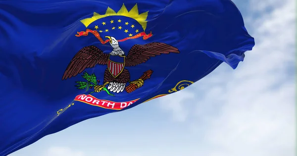 北达科他州州旗在晴天飘扬的近景 面料纹理背景 美国国旗 3D插图 — 图库照片