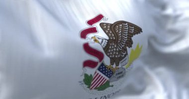 Illinois eyaletinin rüzgarda dalgalanan bayrağının yakın çekimi. Illinois, ABD 'nin orta batısında bulunan bir eyalettir. Kumaş desenli arka plan. Seçici odaklanma. Yavaş çekimde kusursuz döngü. 3 Boyutlu Hazırlama
