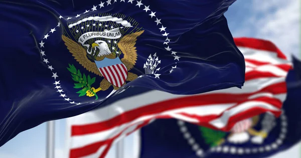 Bandera Del Presidente Los Estados Unidos Ondeando Con Bandera Nacional — Foto de Stock