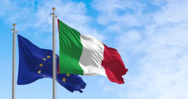 Les Drapeaux Italie Union Européenne Agitant Vent Par Une Journée — Video