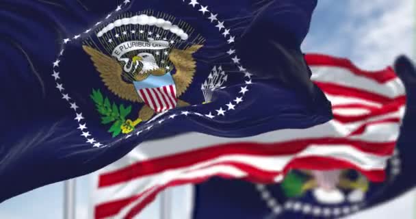 Bandera Del Presidente Los Estados Unidos Ondeando Con Bandera Nacional — Vídeo de stock
