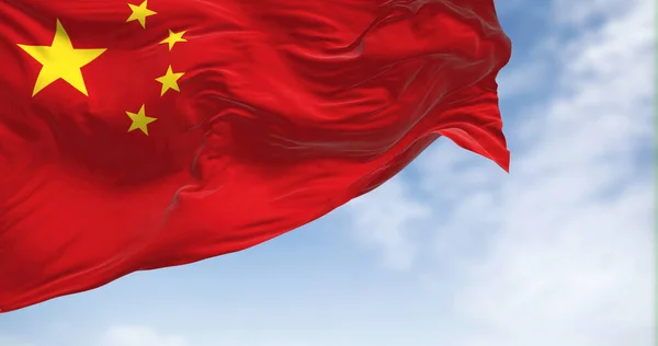 中国国旗在晴天飘扬的近景 中华人民共和国是一个东亚国家 面料纹理背景 3D插图 — 图库照片