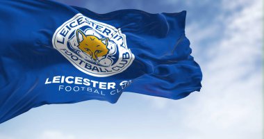 Leicester, İngiltere, Ekim 2022 Leicester City Futbol Kulübü 'nün bayrağı rüzgarda sallanıyor. Leicester City FC, İngiltere 'nin Leicester şehrinde bulunan bir futbol kulübüdür. 3B illüstrasyon oluşturucu