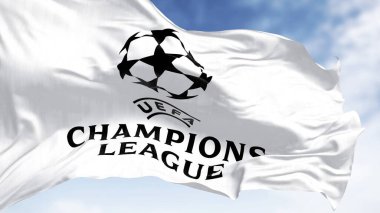 İstanbul TR, Kasım 2022: Açık bir günde UEFA Şampiyonlar Ligi bayrağı sallanıyor. Şampiyonlar Ligi, Avrupa futbolunun en prestijli kulüp müsabakasıdır. Kumaş desenli arkaplan.