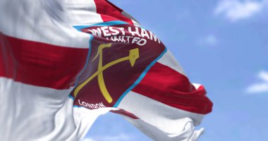 Londra, İngiltere, Ekim 2022: West Ham United FC bayrağı Rüzgarda sallanıyor. West Ham United FC, Londra merkezli bir İngiliz futbol kulübüdür. Seçici odaklanma. 3B illüstrasyon
