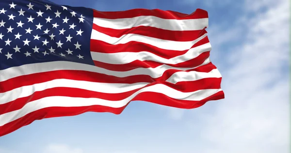 Flaga Narodowa Stanów Zjednoczonych Ameryki Machająca Wietrze Pogodny Dzień Pojęcie — Zdjęcie stockowe
