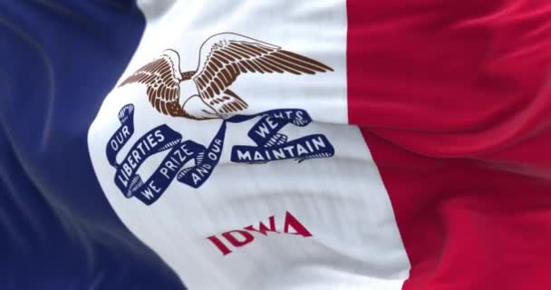 爱荷华州旗帜在风中飘扬的近景 爱荷华州是美国中西部地区的一个州 面料纹理背景 有选择的重点 无缝圈慢动作 3D渲染 — 图库视频影像