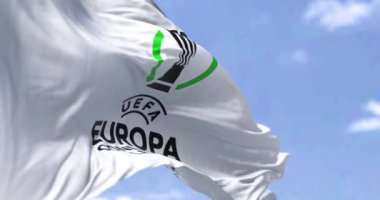 Prag, CZ, Jul. 2022: UEFA Avrupa Konferans Ligi bayrağının yakın çekim görüntüsü. Seçici odaklanma. Ağır çekimde sonsuz döngü. 3 Boyutlu Hazırlama
