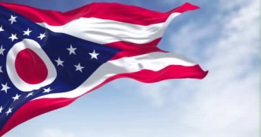 Ohio eyaleti bayrağı açık bir günde rüzgarda sallanıyor. Ohio, ABD 'nin orta batısında bulunan bir eyalettir. Seçici odaklanma. Ağır çekimde sonsuz döngü. 3 Boyutlu Hazırlama