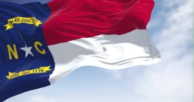 Kuzey Carolina bayrağının dalgalanma görüntüsü. Kuzey Carolina, ABD 'nin güneydoğu bölgesinde bulunan bir eyalettir. Seçici odaklanma. Ağır çekimde sonsuz döngü. 3 Boyutlu Hazırlama