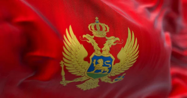 Karadağ Ulusal Bayrağının Rüzgarda Dalgalanmasına Yakından Bakın Karadağ Güneydoğu Avrupa — Stok fotoğraf