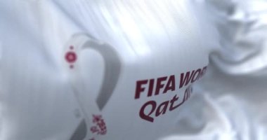 Doha, QA, Ekim 2022: FIFA Katar 2022 Dünya Kupası beyaz bayrağı rüzgarda sallanıyor. Dünya Kupası 20 Kasım - 18 Aralık 2022 tarihleri arasında Katar 'da düzenlenecek.
