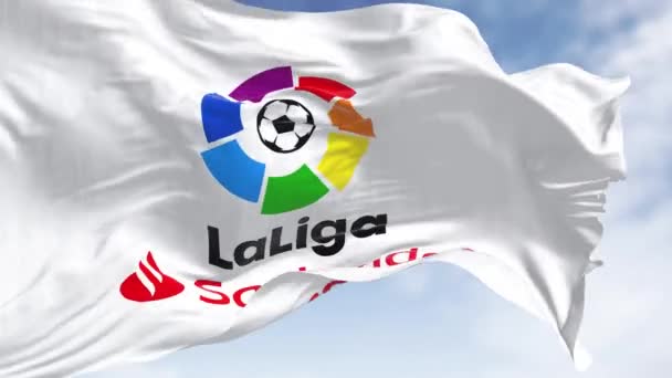 西班牙马德里 2022年7月 拉里加国旗在风中飘扬的特写 拉里加是西班牙足球联赛系统的顶级职业足球分部 慢动作无缝圈 — 图库视频影像