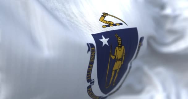 マサチューセッツ州旗が振っているのを間近で見ることができる マサチューセッツ州はアメリカ合衆国のニューイングランド地域の州である 生地の質感の背景 選択的フォーカス スローモーションで無限ループ 3Dレンダリング — ストック動画