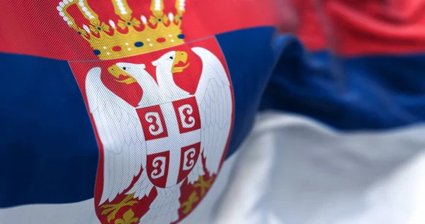 Γκρο Πλαν Άποψη Της Εθνικής Σημαίας Της Σερβίας Που Κυματίζει — Φωτογραφία Αρχείου