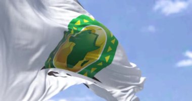 Kahire, EG, Kasım 2022: CAF logosu rüzgarda dalgalanan bayrak. CAF, Afrika 'da profesyonel futbolu yöneten bir dernektir. 3 boyutlu görüntüleme. Yavaş çekimde kusursuz döngü