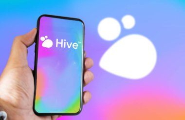 San Francisco, ABD, Kasım 2022: Ekranda Hive Sosyal Mobil Uygulaması ile el ele tutuşmak. Hive bir sosyal medya platformu.