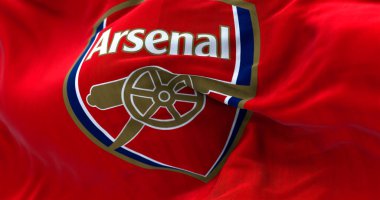 Londra, İngiltere, Mayıs 2022: Arsenal Futbol Kulübü bayrağı sallanıyor. Arsenal Islington, Londra merkezli profesyonel bir futbol kulübüdür..