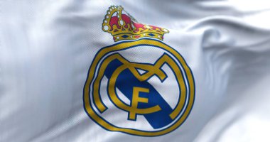 Madrid, İspanya, Mayıs 2022: Açık bir günde rüzgarda sallanan Real Madrid Club de Futbol bayrağı. Gerçek Madrid C.F. Madrid merkezli İspanyol profesyonel futbol kulübüdür. 3d illüstrasyon