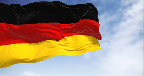 晴れた日にはドイツ国旗が風になびく ドイツ連邦共和国は 中央ヨーロッパの国です 選択的フォーカス 3Dイラスト — ストック写真