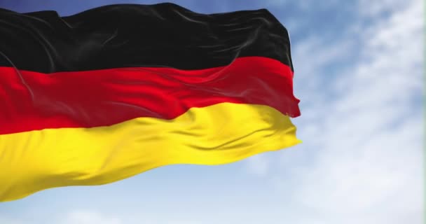 晴れた日にはドイツ国旗が風になびく ドイツ連邦共和国は 中央ヨーロッパの国です 選択的フォーカス スローモーションでシームレスなループ 現実的な3Dレンダリング — ストック動画