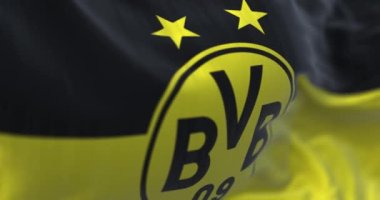 Dortmund, DE, Eylül 2022: Borussia Dortmund bayrağı dalgalanıyor. Kumaş desenli arka plan. Seçici odaklanma. Yavaş çekimde kusursuz döngü. Gerçekçi 3B canlandırma