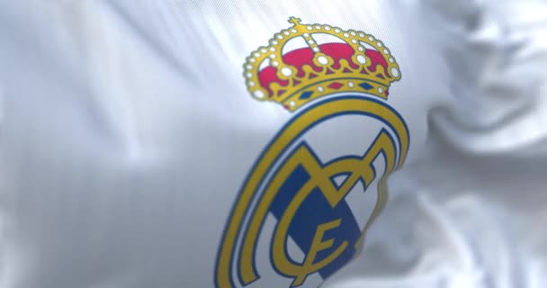 2022年5月 马德里 皇家马德里足球俱乐部的旗帜飘扬 面料纹理背景 有选择的重点 无缝圈慢动作 现实的3D渲染 — 图库视频影像
