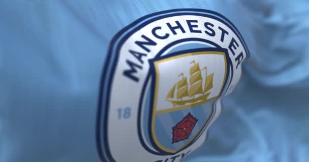 Manchester May 2022 マンチェスター シティ フットボール クラブの旗が振ってある生地の背景 クローズアップビュー 選択的フォーカス スローモーションでシームレスなループ — ストック動画