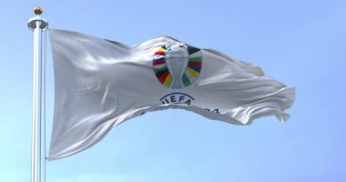 Berlin, DE, Ekim 2022: UEFA Euro 2024 bayrağı dalgalandı. 17. 'si 14 Haziran - 14 Temmuz 2024 tarihleri arasında Almanya' da gerçekleşecek. Gerçekçi 3D canlandırma. Ağır çekim. Uluslararası futbol etkinliği. 