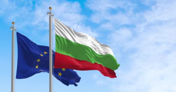 Bandeiras Bulgária União Europeia Agitando Vento Dia Ensolarado Democracia Política — Vídeo de Stock