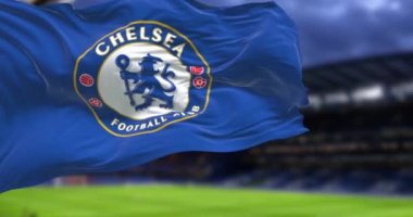 Londra, İngiltere, Mayıs 2022: Chelsea Futbol Kulübü 'nün bayrağı gece Stamford Köprüsü Stadyumu' nun içinde sallanıyor. Ünlü İngiliz futbol kulübü. Yavaş çekimde kusursuz döngü. Gerçekçi 3B canlandırma