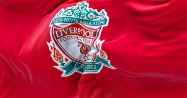 Liverpool, İngiltere, Mayıs 2022: Liverpool Futbol Kulübü bayrağı sallanıyor. Liverpool F.C. İngiliz profesyonel futbol kulübüdür. Kumaş desenli arka plan. Gerçekçi 3D çizim. İllüstrasyon Editörü