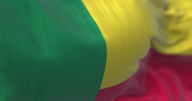 Benin Ulusal Bayrağı rüzgarda dalgalanıyor. Benin Cumhuriyeti Batı Afrika 'da bir ülkedir. Kumaş desenli arka plan. Seçici odaklanma. Yavaş çekimde kusursuz döngü. Gerçekçi 3B canlandırma