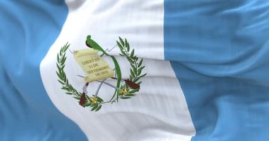 Guatemala ulusal bayrağı dalgalanıyor. Guatemala, Afrika kıtasında bulunan Orta Amerika devletinde bir şehirdir. Kumaş desenli arka plan. Seçici odaklanma. Yavaş çekimde kusursuz döngü. Gerçekçi 3B canlandırma