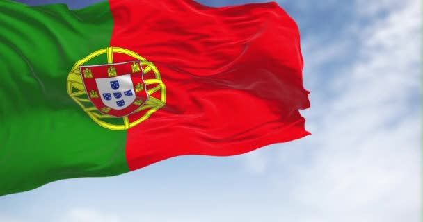 Державний Прапор Португалії Який Розмахує Вітром Ясний День Португальська Республіка — стокове відео
