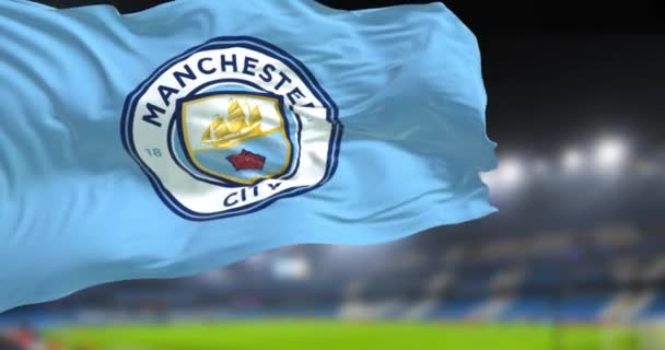 英国曼彻斯特 2022年11月 曼城足球俱乐部 Manchester City Football Club 的旗帜在俱乐部体育场飘扬 夜晚背景模糊 现实的3D渲染 — 图库视频影像