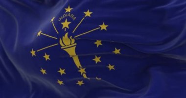 Indiana eyaletinin rüzgarda dalgalanan bayrağının yakın çekimi. Indiana, Amerika Birleşik Devletleri 'nin orta batısında bulunan bir eyalettir. Kumaş desenli arka plan. Seçici odaklanma. Yavaş çekimde kusursuz döngü. Gerçekçi 3B canlandırma