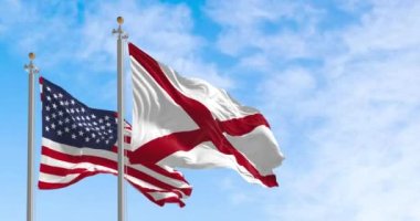 Güneşli bir günde ABD bayrağının yanında dalgalanan Alabama eyaletinin bayrağı. Alabama bayrağında beyaz bir tarlada kırmızı bir haç var. Gerçekçi 3D canlandırma. Yavaş çekim döngüsü