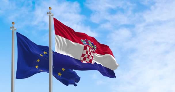 クロアチアと欧州連合の旗は晴れた日に一緒になびく クロアチアは2023年1月1日からユーロ圏の一員となっている 現実的な3Dレンダリング スローモーションループ — ストック動画